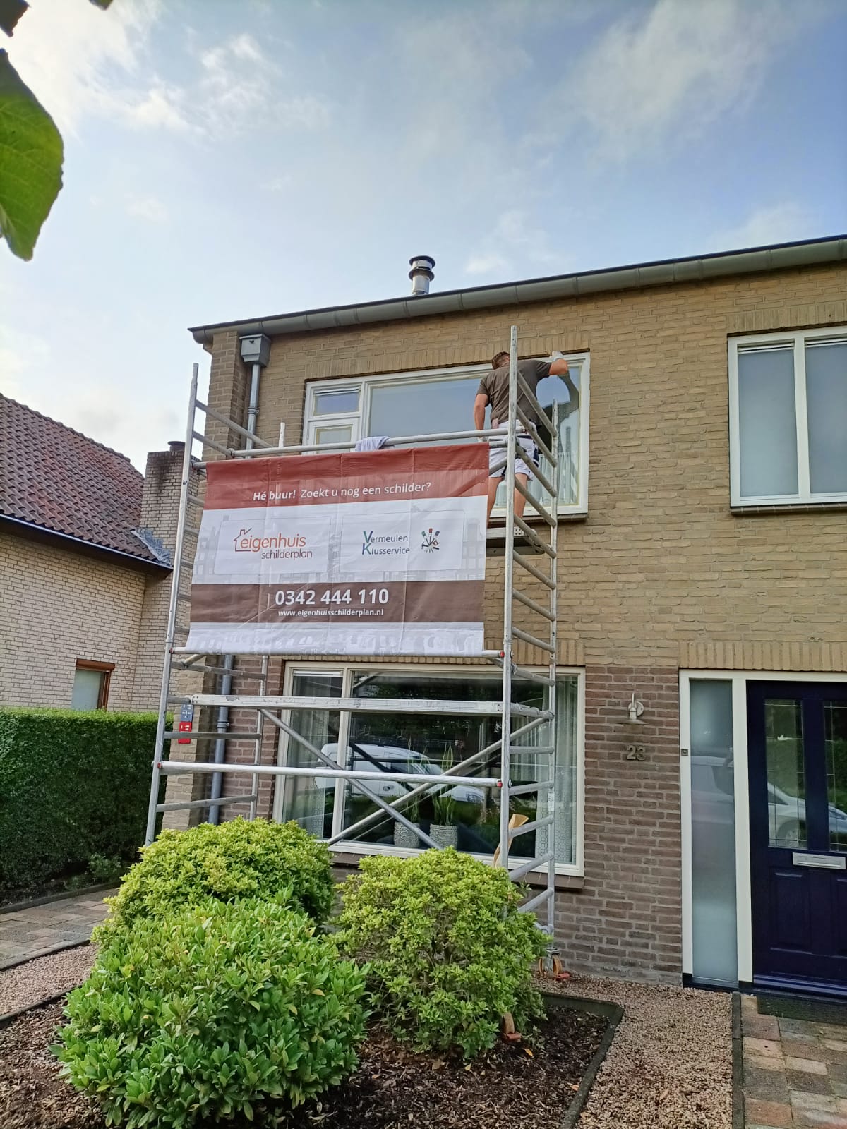 Schilderwerk in uitvoering op steiger in Bilthoven